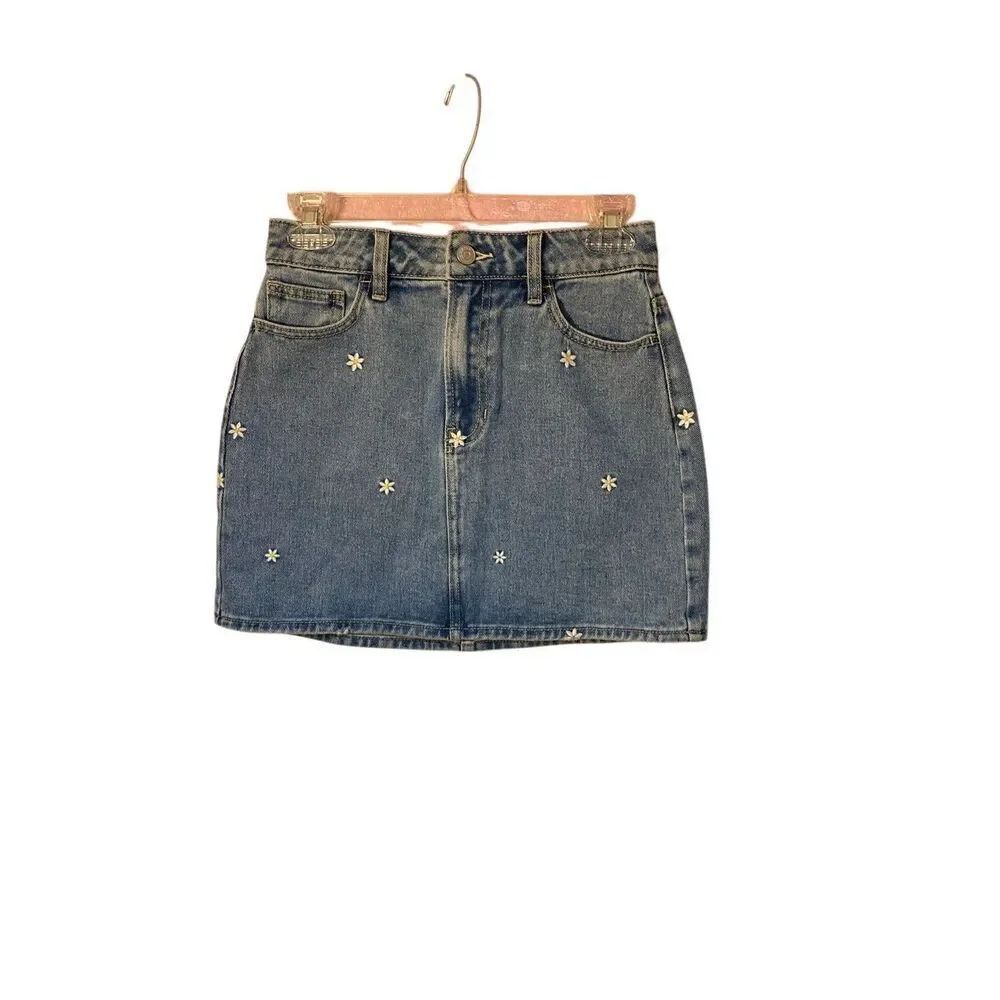 Pacsun juniors embellished daisy print denim skirt waist, 25.